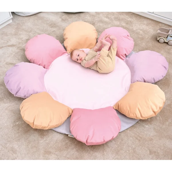 bébé en motricité libre sur tapis d’éveil au sol